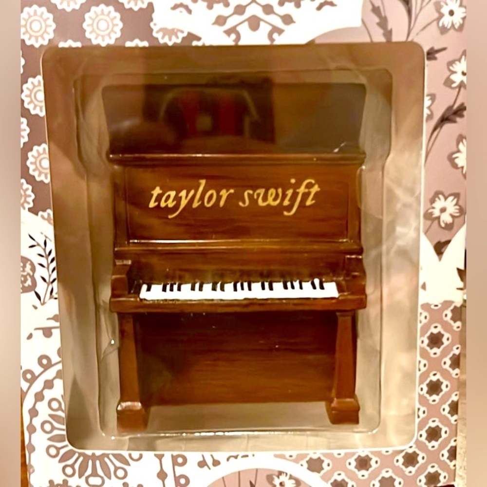 Taylor Swift WILLOW EVERMORE LIGHTED Piano Ornament RARE NEW SEALED BATTERY ✔️​​